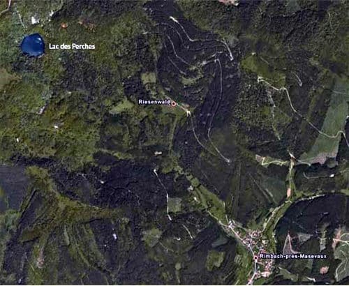 Von dem Dorf Rimbach im Elsaß führt ein steiler gewundener Bergpfad zu einem unerwarteten kleinen Bergsee nahe der Deutsch-Französischen Grenze. Es handelt sich um den Lac de Perches oder Sternsee