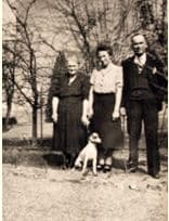 Der Friseur Adolphe Kohl und seine Frau Maria, welche die religiöse Aktivität in Mülhausen im Untergrund fortsetzten, in Begleitung von Marias Mutter und Jimmy, ihrem Hund.