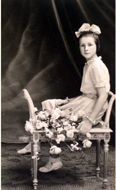 Une photo de Simone, prise en juin 1943, en souvenir d'Emma. A cette date, Emma devait déjà connaître le jour du départ de Simone pour la maison de correction.