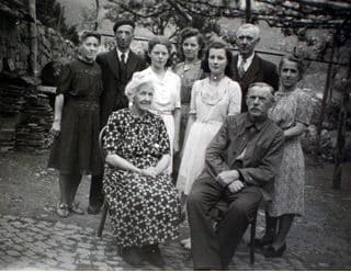 Family reunion in Bergenbach. From left to right and back to front: Emma, Adolphe, Aunt Valentine, Uncle Camille, Aunt Eugénie, Cousin Angèle, Simone, Grandmother Marie and Grandfather Rémy.