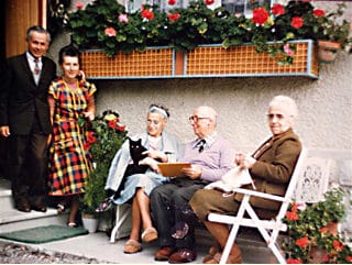 Die vereinte Familie 1977 vor dem Haus. Von links nach rechts: Max, Simone, Emma, Adolphe, Eugénie