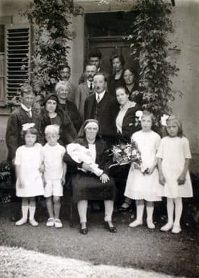Als Marie Simone Arnold (auf dem Arm der Hebamme) katholisch getauft wird, kommt die ganze Familie zusammen