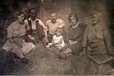De gauche à droite : Emma, Adolphe, grand-père Rémy, tante Eugénie, grand-mère Marie, au centre Simone.