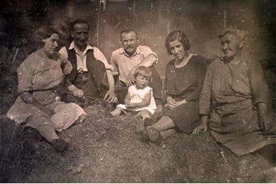 De gauche à droite : Emma, Adolphe, grand-père Rémy, tante Eugénie, grand-mère Marie, au centre Simone.
