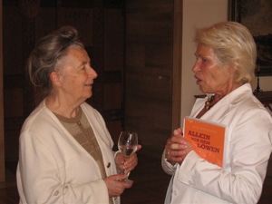 Simone Arnold Liebster con Karin Reismann, alcaldesa de Münster, presentando su libro Alone in Front of the Lion.