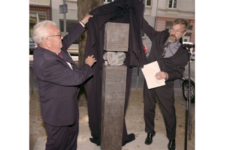 Josef Niklasch und Dr. Nordhoff enthüllen Gedenkstele für verfolgte Zeugen Jehovas in Frankfurt a.M.