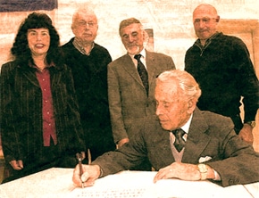 Max Liebster signs the Golden Book of the municipality of Reichenbach (Lautertal).