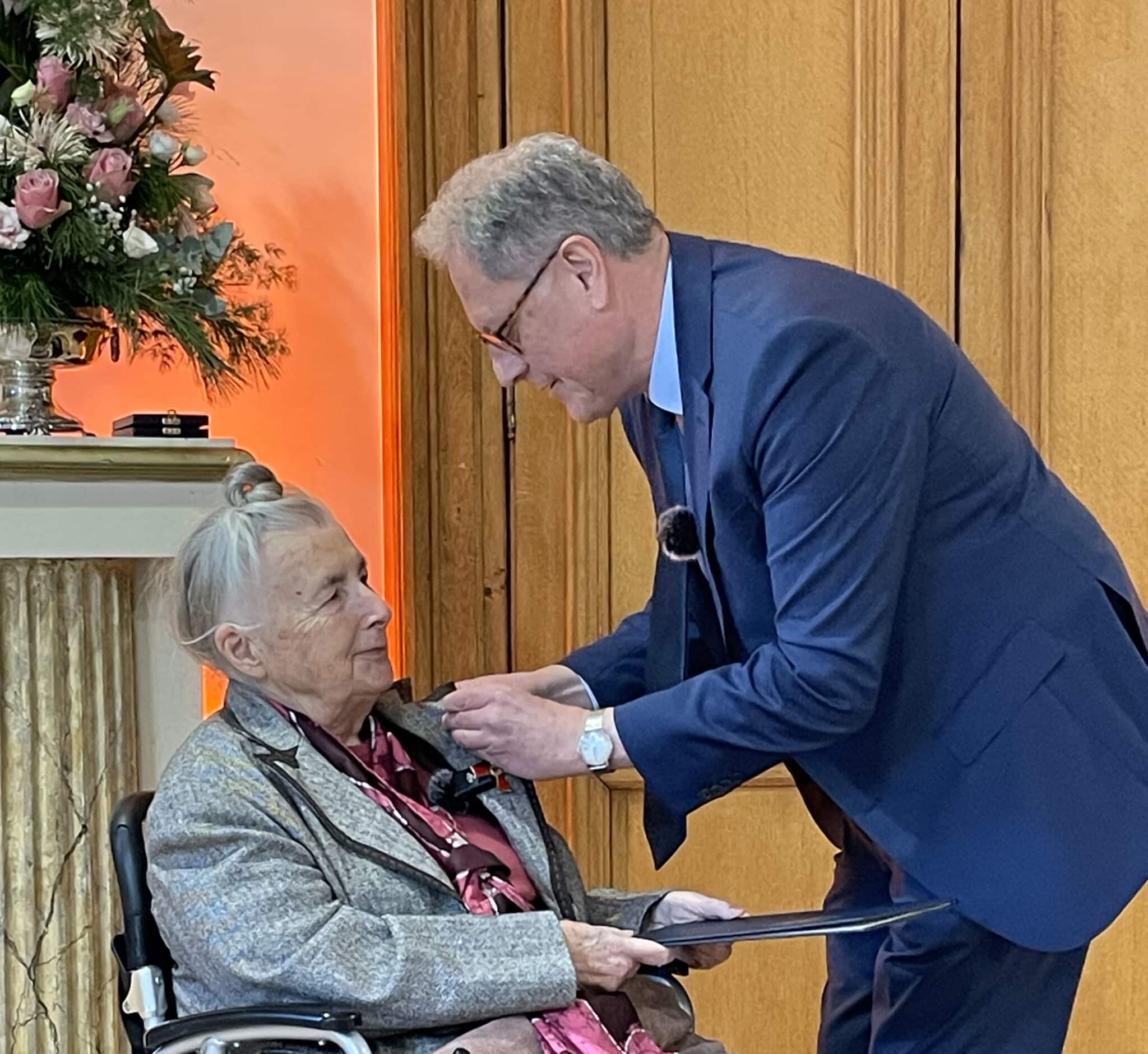 Photo of the presentation of the Order of Merit of the Federal Republic of Germany by Consul General Thomas Pröpstl