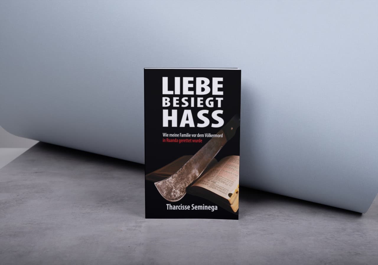 Mockup des Buches "Liebe besiegt Hass – Wie meine Familie vor dem Völkermord in Ruanda gerettet wurde | Tharcisse Seminega"