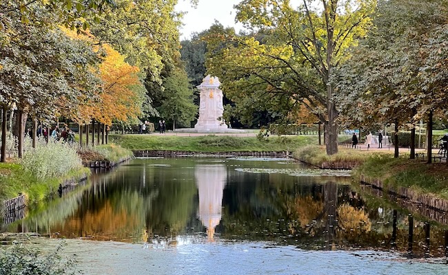 Foto del laghetto dei pesci rossi a Berlino-Tiergarten