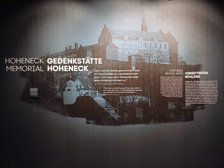 Foto der Titeltafel der neuen Dauerausstellung der Gedenkstätte Hoheneck