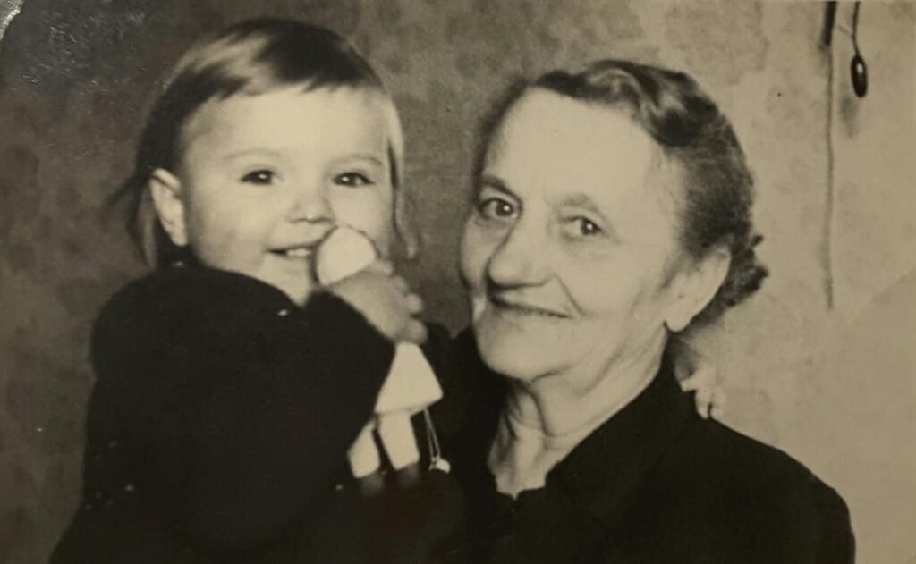 Photo d'Emma Tiesel avec sa petite-fille Johanna, 1954. (Source : privée.)