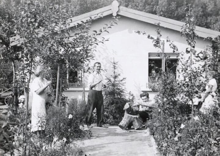 Foto der Familie Malkomes vor dem Gartenhaus in Paunsdorf, 1935 (Quelle: Privatarchiv Thomas Künz)