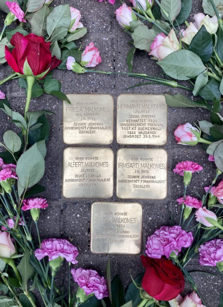 Foto der 5 Stolpersteine für Familie Malkomes, die im Gehweg an der Adresse ihrer früheren Wohnung in der Gutsparkstraße 20 in Leipzig-Paunsdorf verlegt wurden.