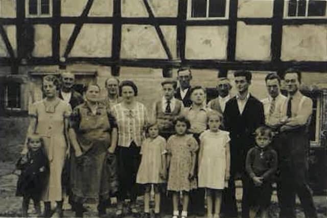 Foto der Familie Fickert - Elisabeth Mitte, Herta, links, Otto rechts (Quelle: Privatbesitz Elisabeth Dopazo).