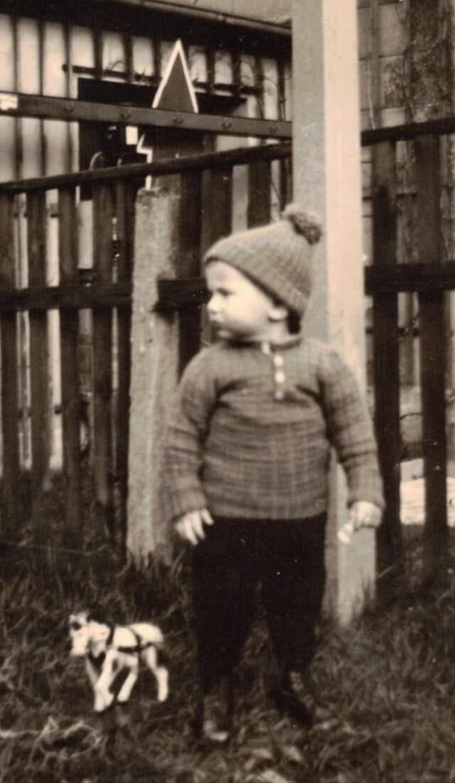 Hans Weigoldt als Kleinkind mit Spielzeug im Garten.