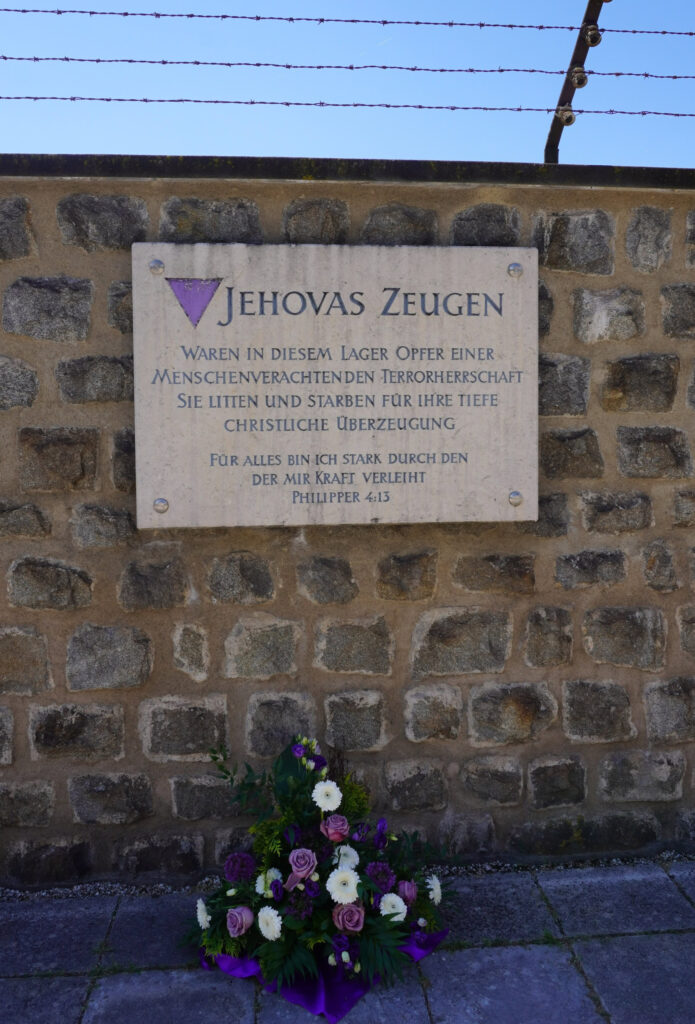 Gedenktafel für verfolgte und ermordete Zeugen Jehovas in der KZ-Gedenkstätte Mauthausen.