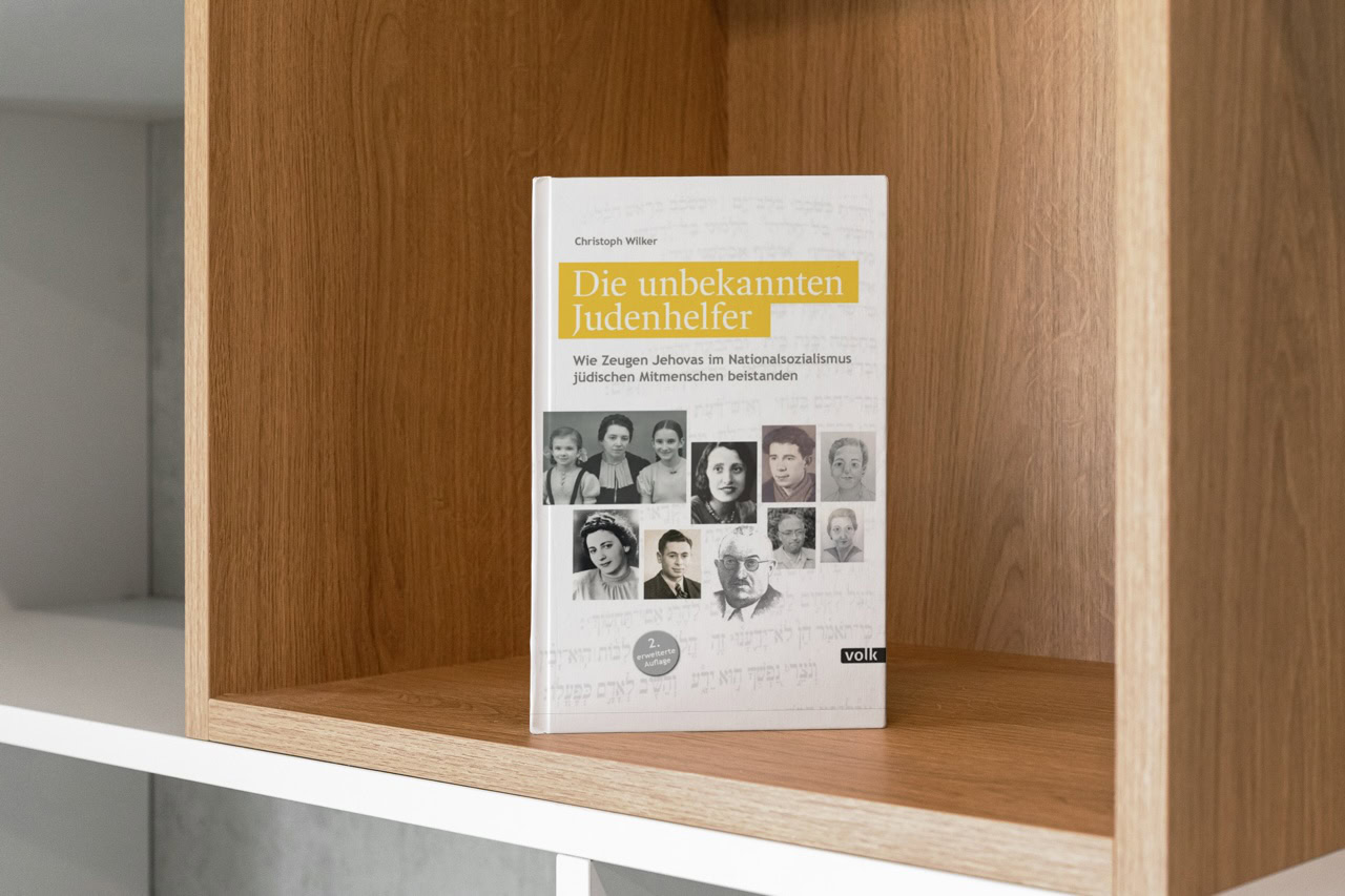 Mockup des Buches "Die unbekannten Judenhelfer" von Christoph Wilker in einem Regal