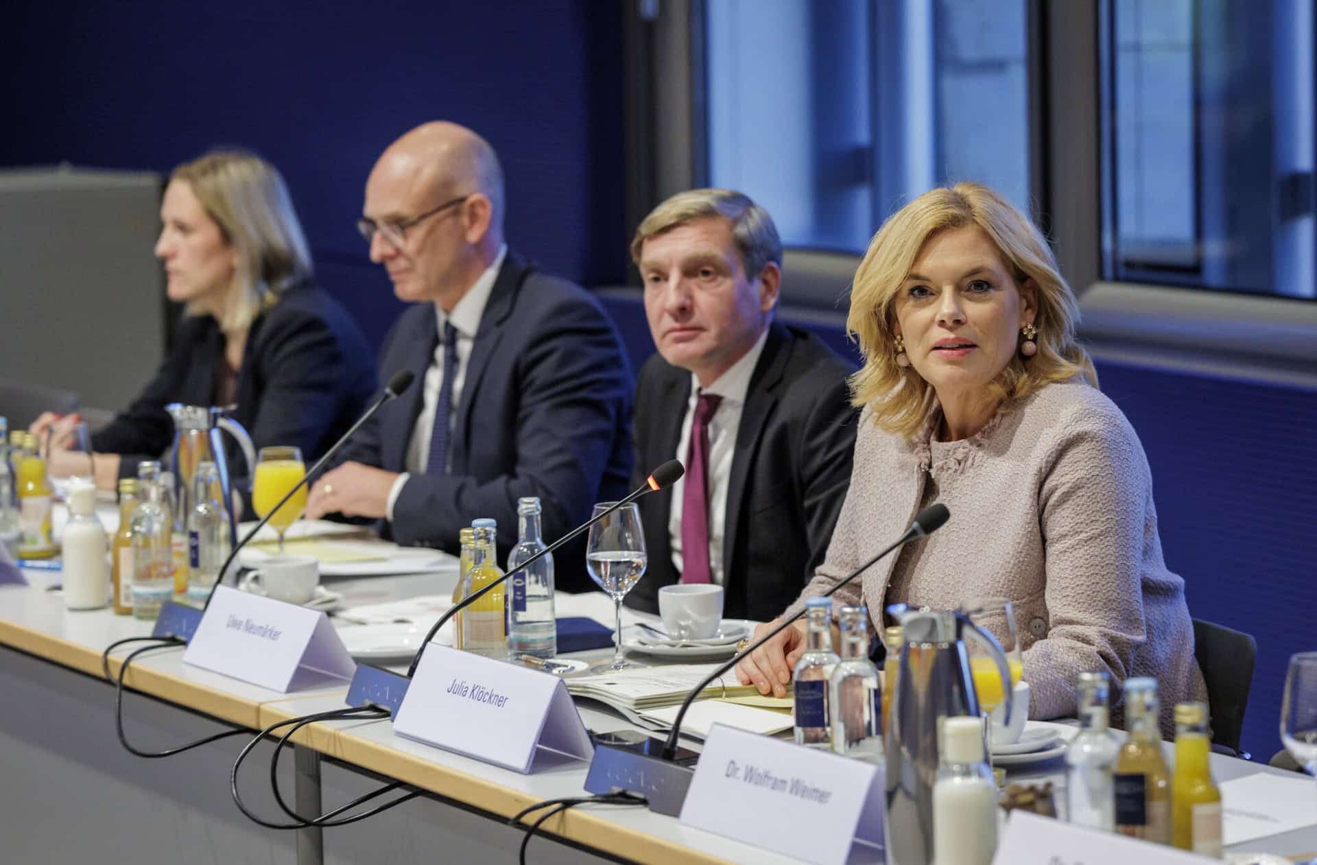 Podium der 43. Kuratoriumssitzung der Stiftung Denkmal: Julia Klöckner spricht am Mikrofon, neben ihr Uwe Neumärker und zwei weitere Personen an einem Konferenztisch mit Getränken und Namensschildern.